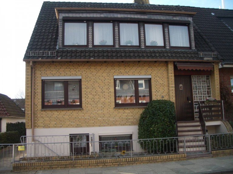 Doppelhaush�lfte VERKAUFT!!!! Gro�z�gige DHH in beliebter Lage mit 3 Garagen+Werkstatt